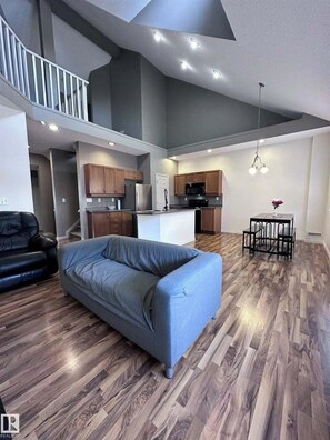 Smart TV, fireplace - Entire luxury townhouse - upscale Terwillegar area - Almost 1800 sq ft! (Edmonton)