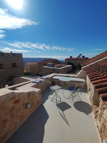 Πετρόκτιστο, ευρύχωρο σπίτι 79 τ.μ, με δυνατότητα φιλοξενίας 2-4 ατόμων