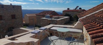 Πετρόκτιστο, ευρύχωρο σπίτι 79 τ.μ, με δυνατότητα φιλοξενίας 2-4 ατόμων