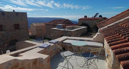 Πετρόκτιστο, ευρύχωρο σπίτι 79 τ.μ, με δυνατότητα φιλοξενίας 2-4 ατόμων