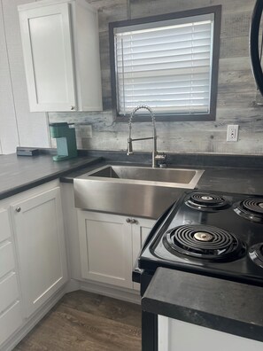 Fridge, microwave, oven, stovetop - The KIWI VILLA - 15 miles to the Beach and 4 miles to the city of Foley (Foley)