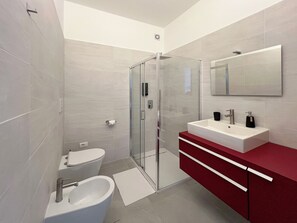 Shower, hair dryer, bidet, towels - Feel Like Casa (10 min walk from Como S. Giovanni station) (Como)