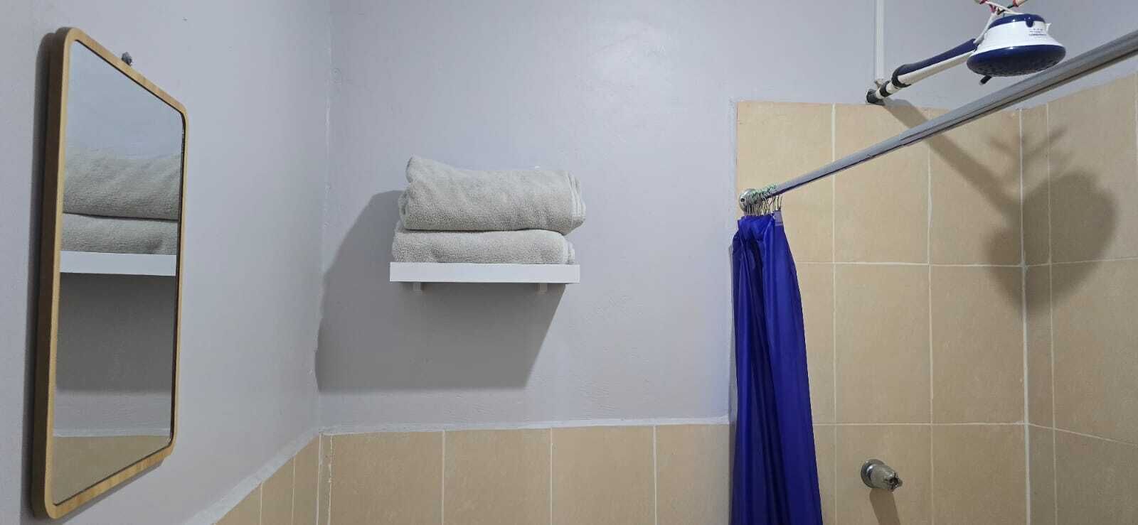 Regadera, toallas, jabón, papel de baño 