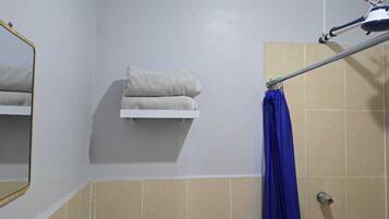 Regadera, toallas, jabón, papel de baño