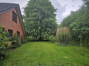Property grounds - Detached vacation home in Tönning: 100 m² with garden & terrace (Tönning)