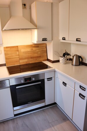 Fridge, microwave, oven, stovetop - Detached vacation home in Tönning: 100 m² with garden & terrace (Tönning)