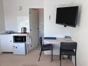 Interior - Sunray Room - Relaxing Tapeka Stay Near Beaches & Tracks (Russell)