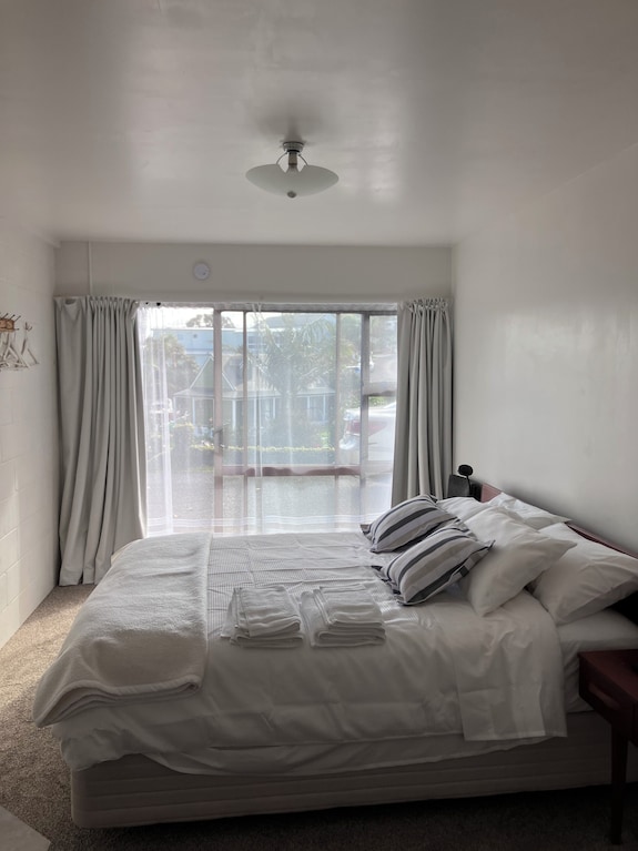 Sunray Room - Relaxing Tapeka Stay Near Beaches & Tracks - Russell