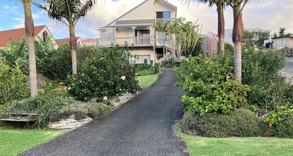 Sunray Room - Relaxing Tapeka Stay Near Beaches & Tracks