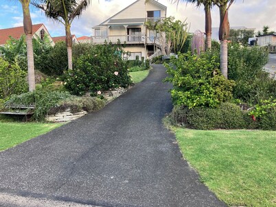 Sunray Room - Relaxing Tapeka Stay Near Beaches & Tracks