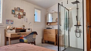 4 bedrooms, iron/ironing board, travel cot, free WiFi