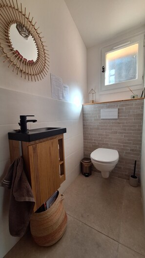 Sèche-cheveux, serviettes fournies, savon, papier toilette