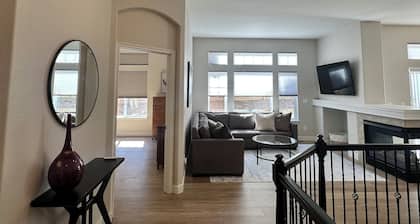 Freshly Remodeled 3 bed 3 bath 2 car garage in Highlands Ranch, 30 day minimum.