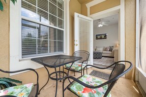 Outdoor dining - 10 Minutes from Disney World! Water Park! Large Community Pool, Arcade Room! (Kissimmee)