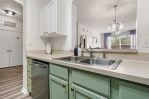 Fridge, microwave, oven, stovetop - 10 Minutes from Disney World! Water Park! Large Community Pool, Arcade Room! (Kissimmee)