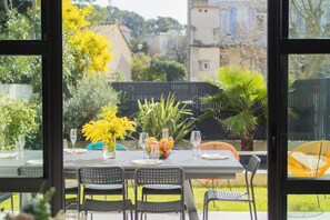 Outdoor dining - Villa moderne avec piscine - Proche Marseille (Septèmes-les-Vallons)