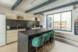 Fridge, oven, dishwasher, coffee/tea maker - Villa moderne avec piscine - Proche Marseille (Septèmes-les-Vallons)