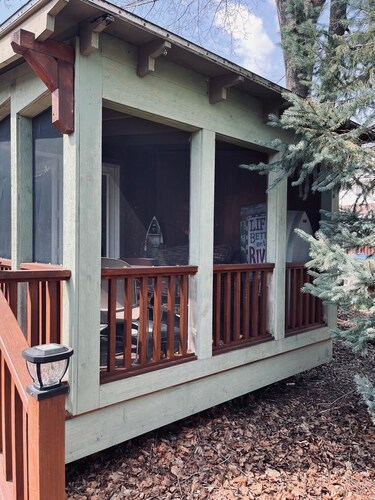 Cottage on the Rock, a spacious 5-bedroom house on the Rock River