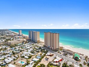 Eine Küstenstadt mit Hochhäusern, einem Strand und einer Marina.