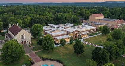 3BR Cottage Off Main - Downtown - Fast Wifi - 25 Min to ANO, I-40 2 Min,