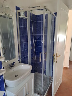 Shower, hair dryer, bidet, towels - Virgin Cefalù - Relaxing Sea View Apartment with Terrace & Private Beach Acces (Mazzaforno)