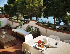 Outdoor dining - Virgin Cefalù - Relaxing Sea View Apartment with Terrace & Private Beach Acces (Mazzaforno)