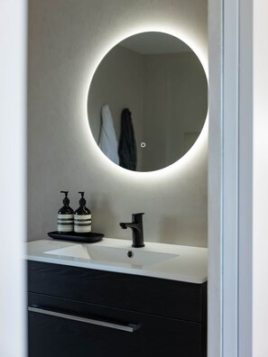 Hair dryer, towels - The Hide Kapiti Accommodation (Maungakotukutuku)