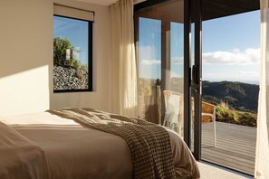 Iron/ironing board, WiFi, bed sheets - The Hide Kapiti Accommodation (Maungakotukutuku)