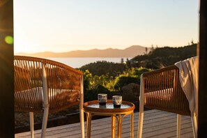 Outdoor dining - The Hide Kapiti Accommodation (Maungakotukutuku)