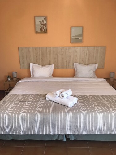 Spacious House in a Quiet Alentejo Village - 4 Bedrooms and Patio with BBQ