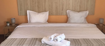 Spacious House in a Quiet Alentejo Village - 4 Bedrooms and Patio with BBQ