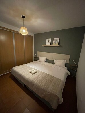 4 habitaciones, tabla de planchar con plancha, wifi y ropa de cama