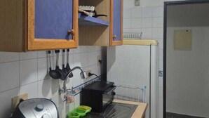 Eine Küche mit Einbauofen, Spüle und Arbeitsplatte.