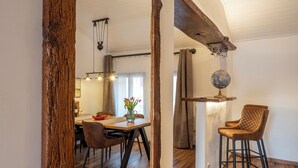 Zona pranzo con tavolo in legno, sedie e un globo su uno scaffale.