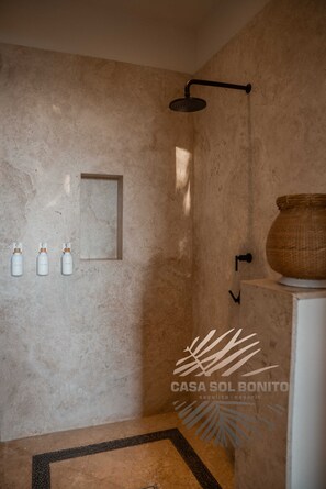 Douche, sèche-cheveux, serviettes fournies, savon