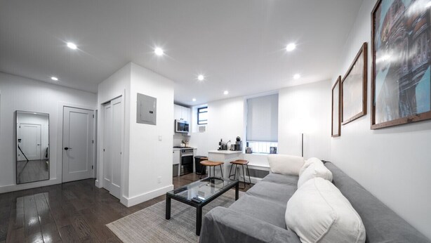 A modern apartment with a living room, kitchen, and dining area. - Soho 2 bedroom stylish apartment (New York)