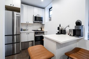 Fridge, microwave, oven, stovetop - Soho 2 bedroom stylish apartment (New York)