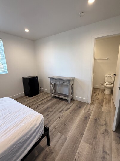Modern Private Room + private Bath Near USC