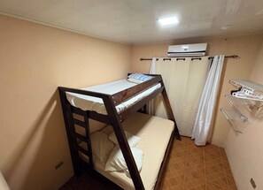 2 chambres, accès à Internet, literie fournie