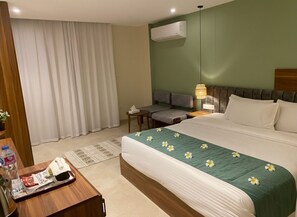 Desk, laptop workspace, blackout curtains, soundproofing - The Nomad Pyramids Luxury Wing (Giza)