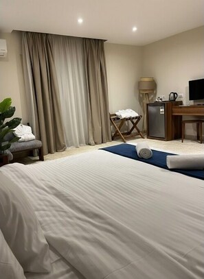 Desk, laptop workspace, blackout curtains, soundproofing - The Nomad Pyramids Luxury Wing (Giza)