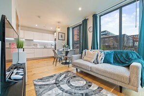 Smart TV, video games, DVD player - Luxe Central 2BR |PS5|Netflix|8 mins from bullring (Birmingham)
