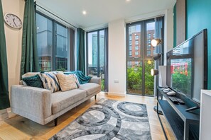 Smart TV, video games, DVD player - Luxe Central 2BR |PS5|Netflix|8 mins from bullring (Birmingham)