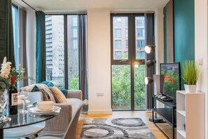 Smart TV, video games, DVD player - Luxe Central 2BR |PS5|Netflix|8 mins from bullring (Birmingham)