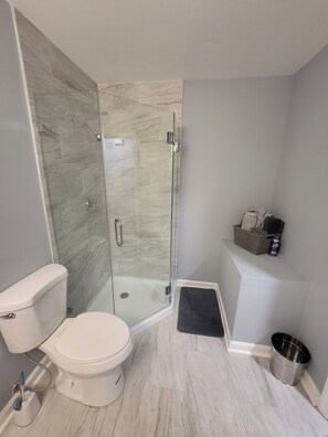 Shower, hair dryer, towels, soap - The Fields Master's Rental 2026 (Augusta)