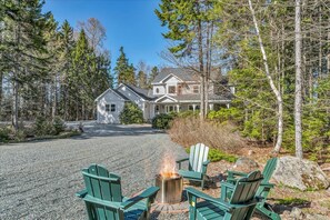 Terrace/patio - Anne's Oceanfront House - Acadia National Park Region 5 Bedroom 7 beds 3.5 Baths (Surry)