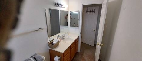 Douche, serviettes fournies, savon, papier toilette