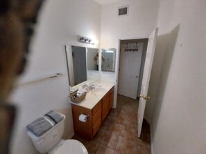 Bathroom - Charming, Modern, Stylish  4-bedroom house with AC 1 mile off Interstate 10 (Benson)