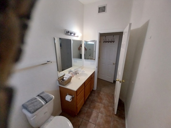 Regadera, toallas, jabón, papel de baño 