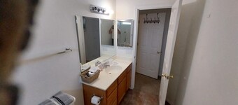Charming, Modern, Stylish  4-bedroom house with AC 1 mile off Interstate 10